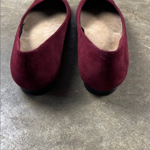 Vionic Caballo Burgundy/wine Pointed Toe Flats
Size: 6 - Picture 8 of 10